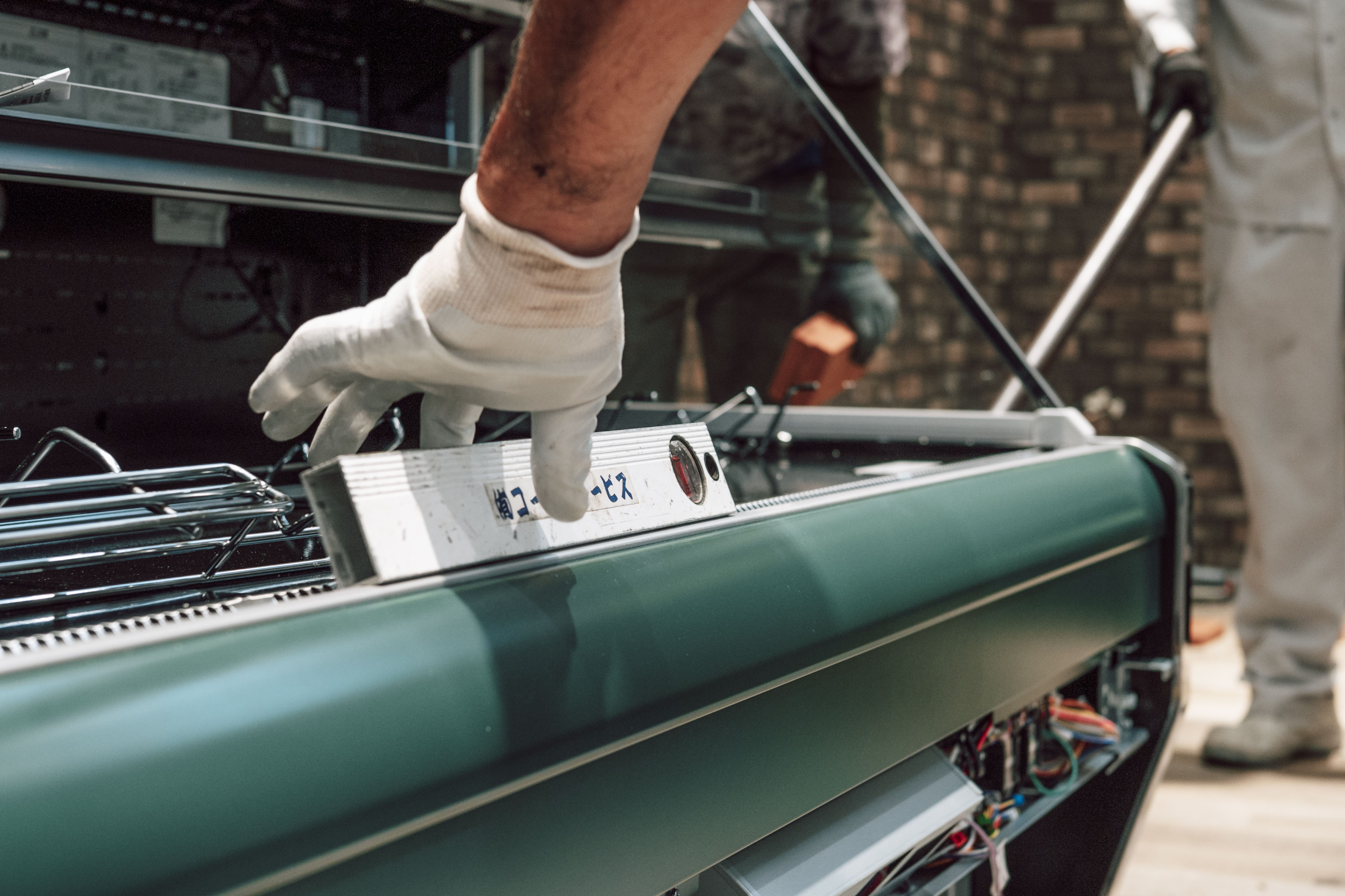 多くの買い物客が行き交うアーケード街