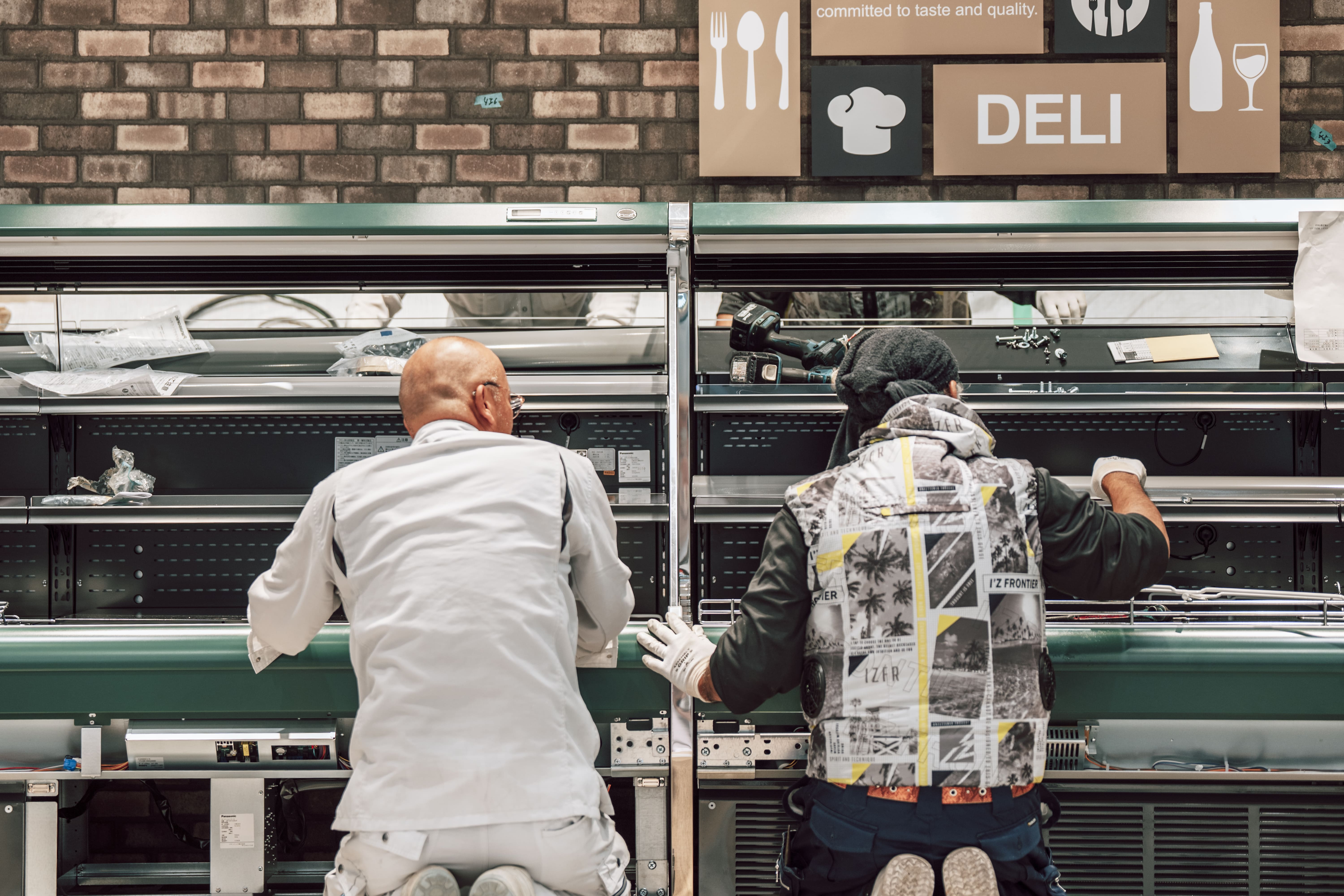 作業現場で作業する二人の作業員