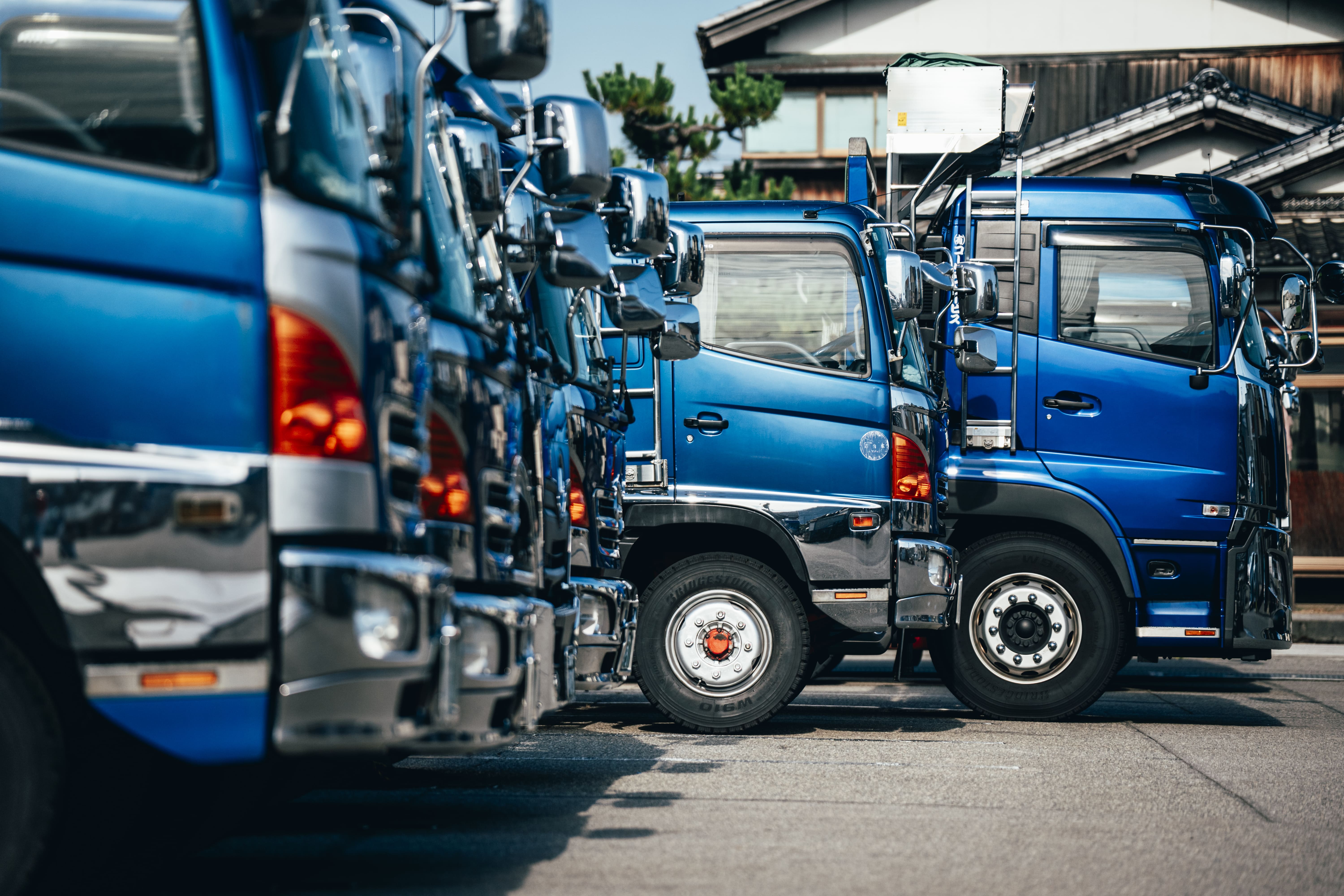 走行準備中の白い配送トラック