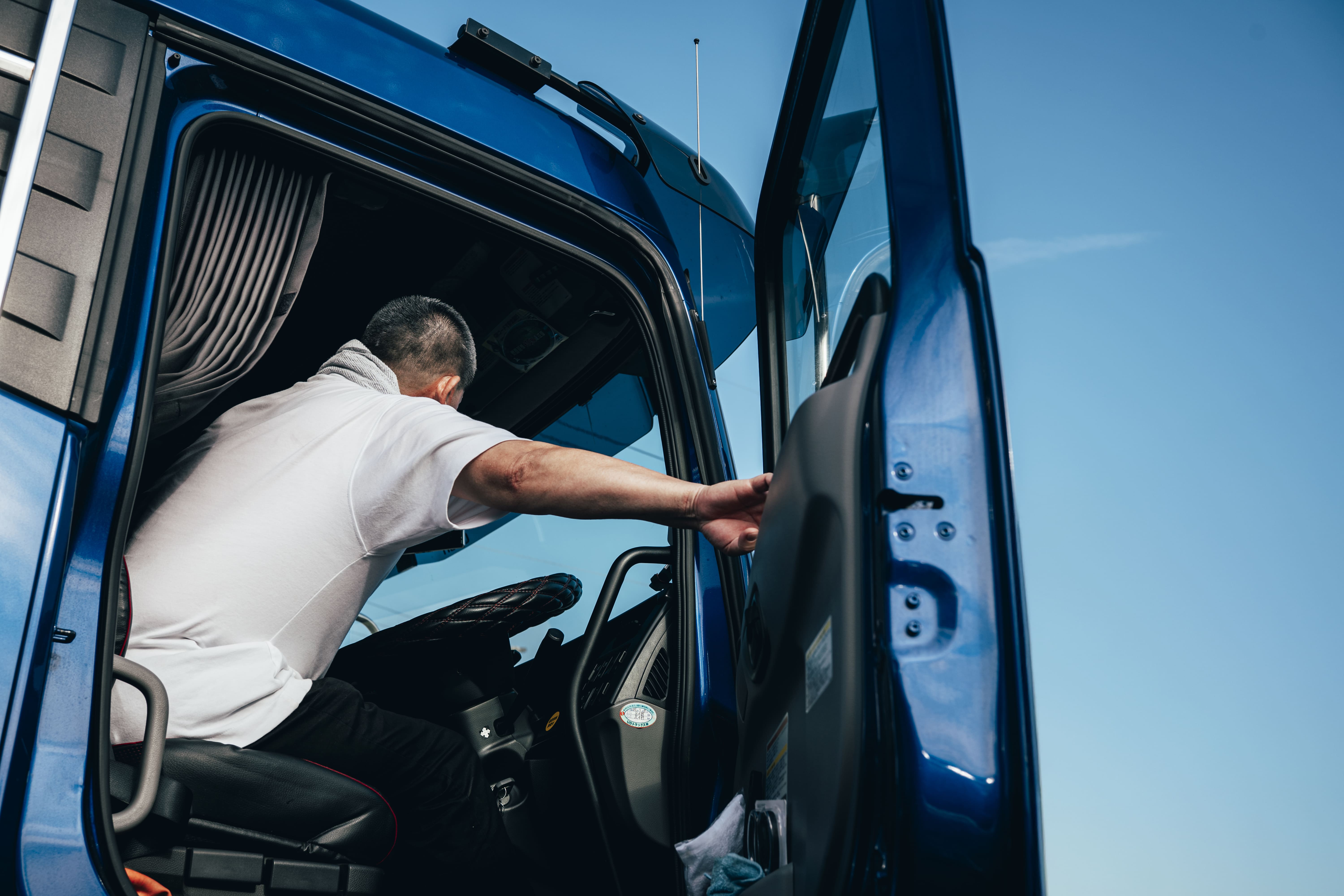 白いトラックの写真です