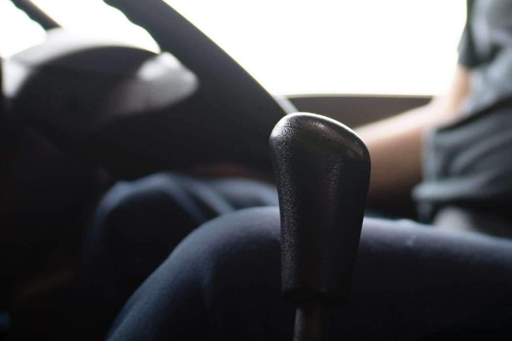 コーケンサービスの物流ドライバーが運転席で業務に集中する様子