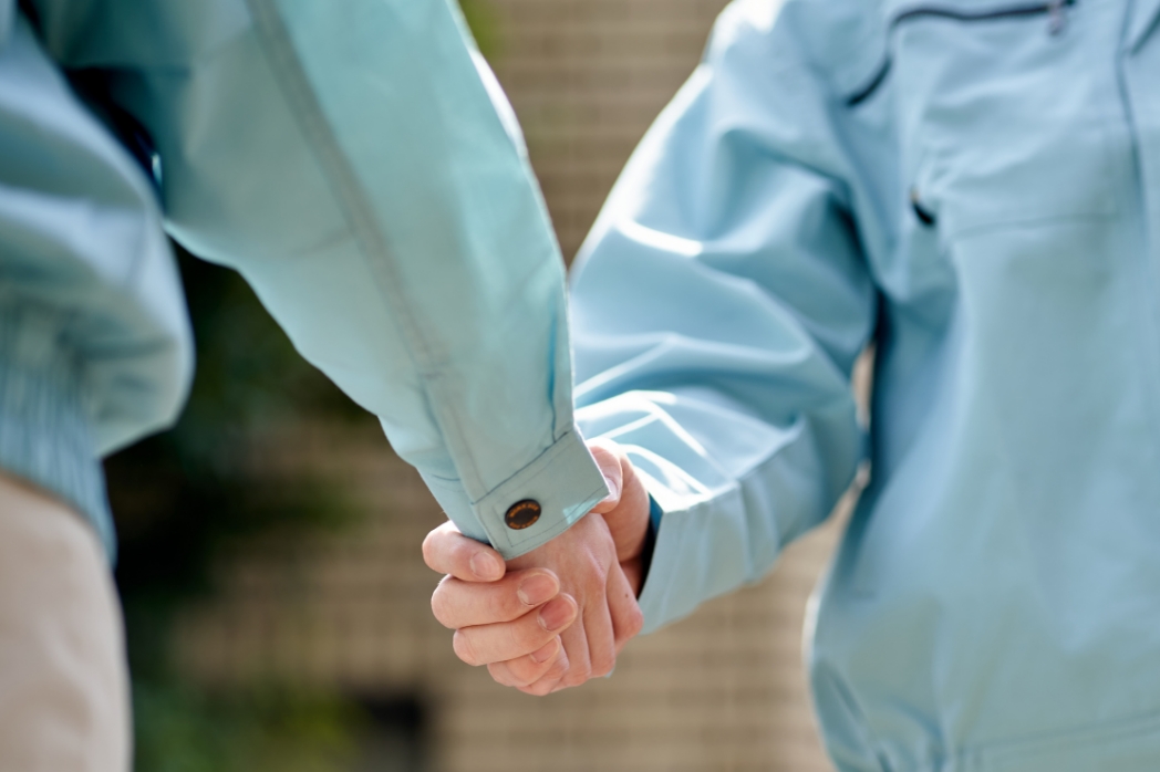 現場スタッフ同士が信頼関係を築きチームワークで働く様子｜コーケンサービス採用