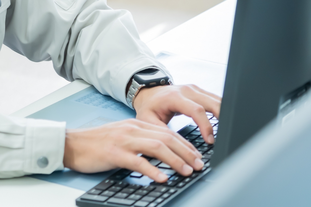 事務職スタッフがパソコンを使って物流業務を支える様子｜コーケンサービスの採用情報